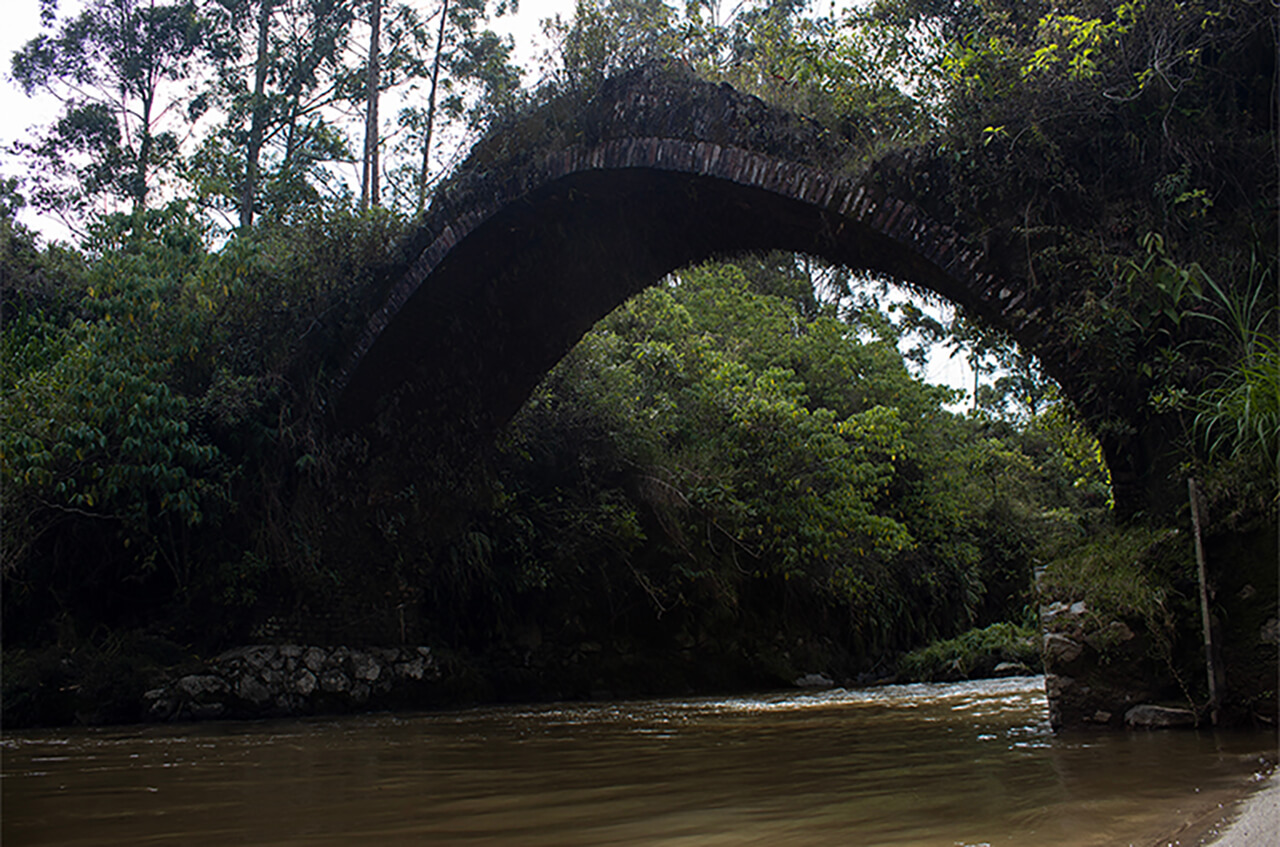 Puente de Vélez - Detalle histórico
